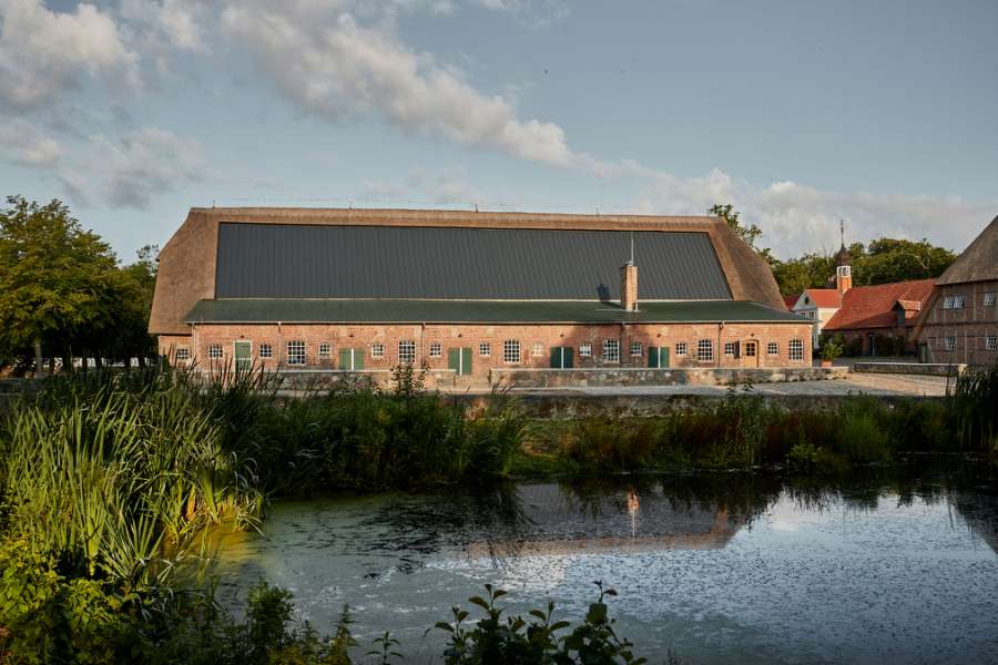 Fortid og fremtid forenes med stålprofiler, Gut Damp in 24351 Damp